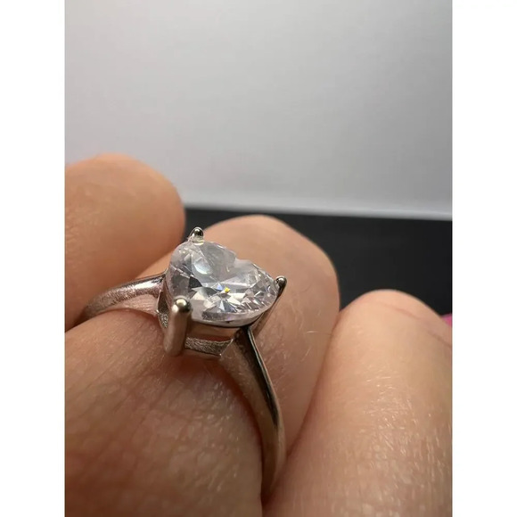 Cubic zirconia heart ring in sterling silver size 9 - Picture 4 of 11